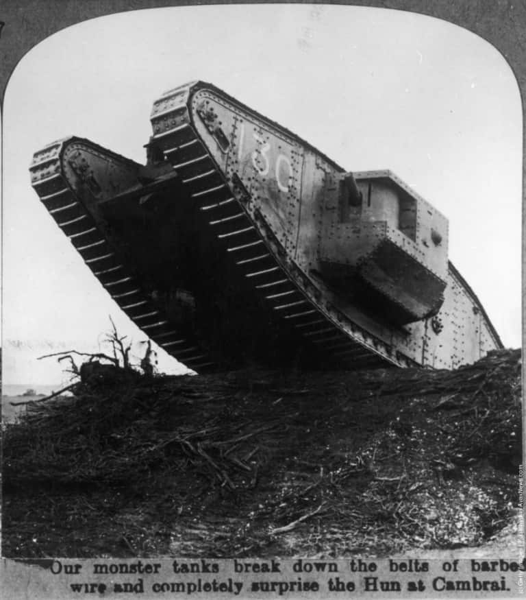 Английский тяжелый танк Mk. V, прорвавший немецкую линию обороны у Камбрэ – 1918 г. Действительно, страшный монстр!